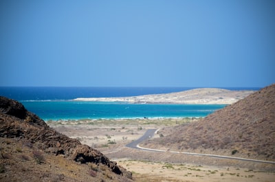 山在海边

